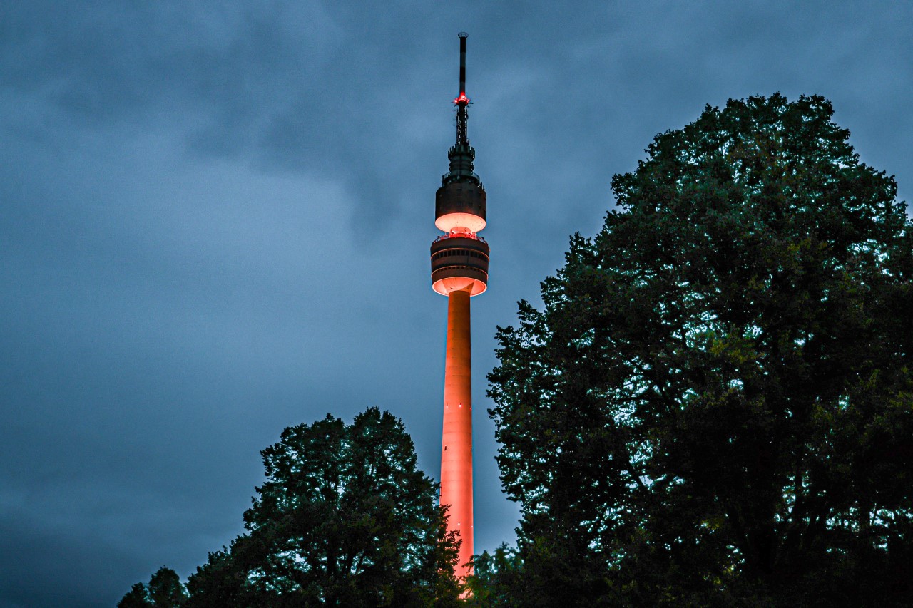Florianturm in pinkfarbener Beleuchtung