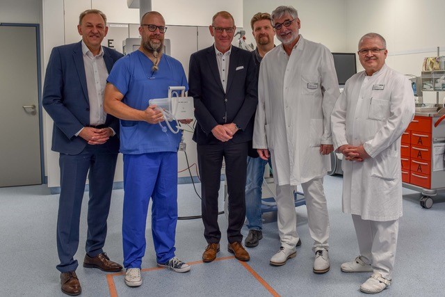 Spendenübergabe in der Unfallklinik: neue Thoraxpumpen
