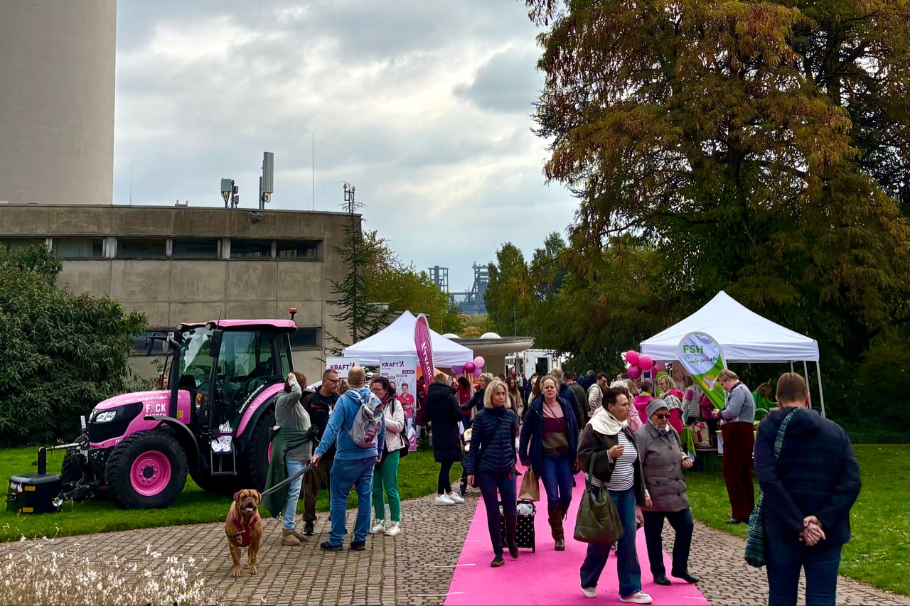 Stände zum Pinktober-Aktionstag vor dem Florianturm